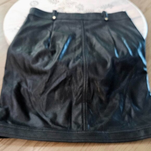 Guess Pleather Miniskirt Women's US Size (0) Soft With Gold Detailing - Picture 8 of 14
